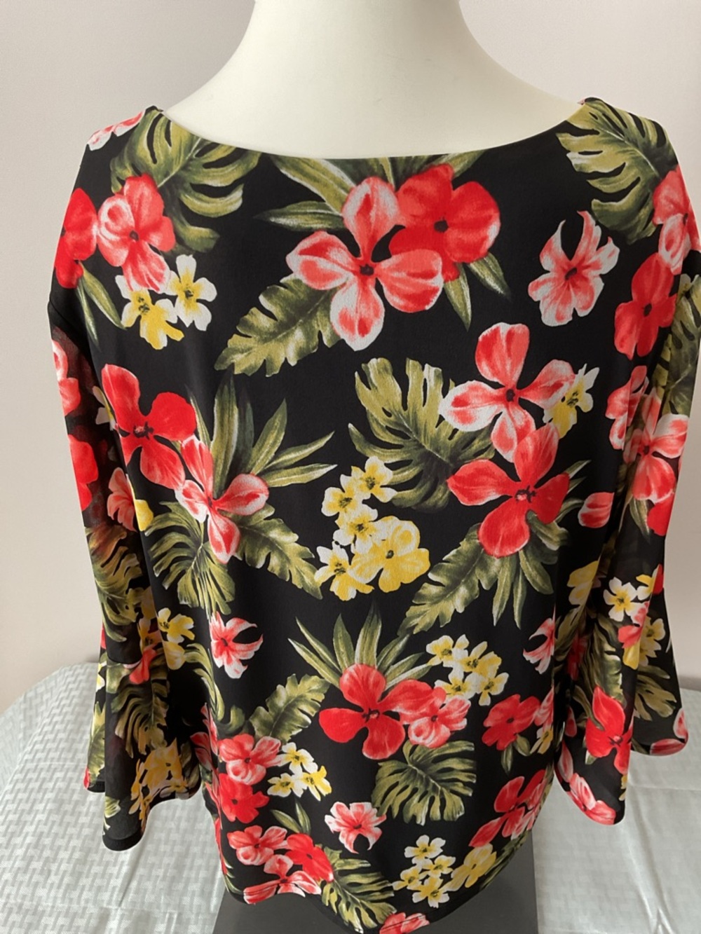 Floral V-Neck Blouse - Picture 5 of 8
